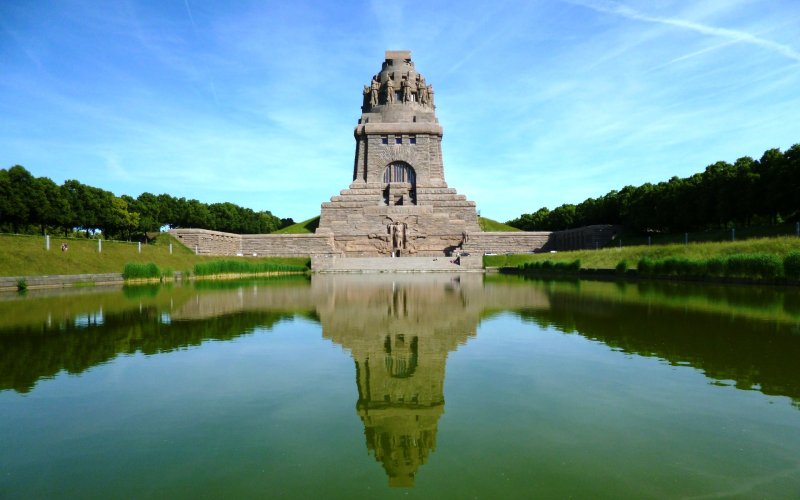 Völkerschlachtdenkmal Leipzig unter blauen Himmel