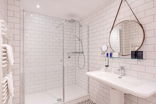 AHL01-suite 813.bathroom1.2.high res