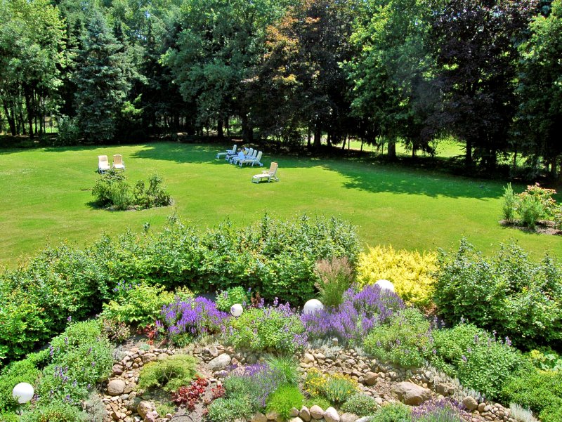 Park und See hinter dem Hotel