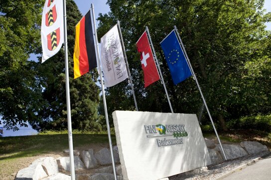 Fahnen und Logo des Hotels