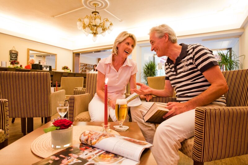 Paar im Foyer des Hotels