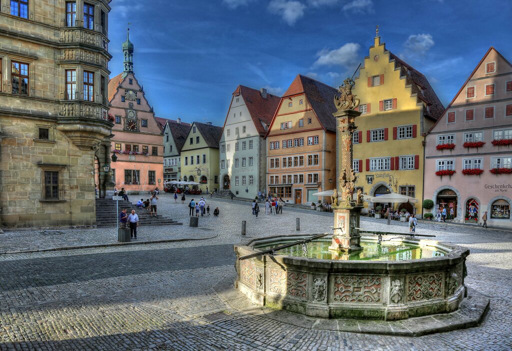 St.Georgs Brunnen Rothenburg o.d.Tauber- Marktplatz Häuser Sommer Läden Himmel©Rothenburg Tourismus Service, Marktplatz, WP, Exkl. RTS153klein WP