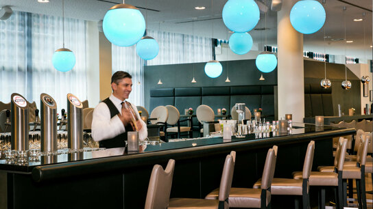 Bar mit blauer Beleuchtung