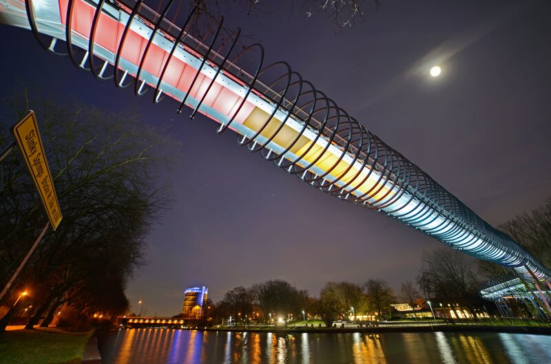 Brücke Slinky Springs to Fame, illuminiert bei Nacht