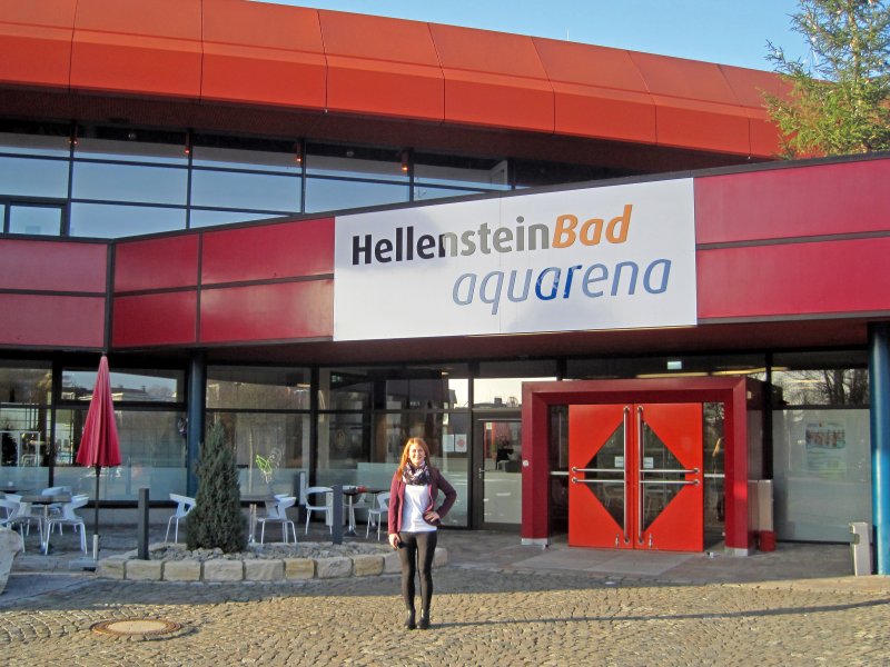 Lisa Brosamer vor dem HellensteinBad aquarena