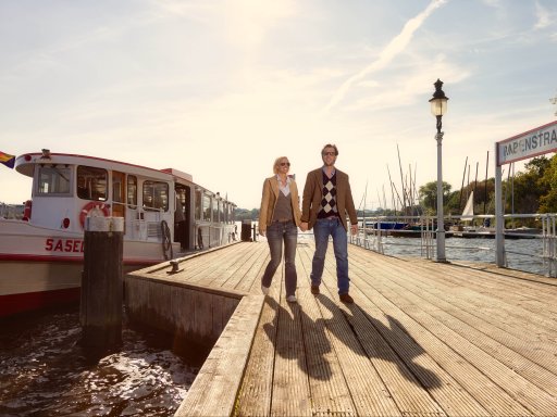 Hamburg mit Hafenfahrt, Spezialmenü und CARD