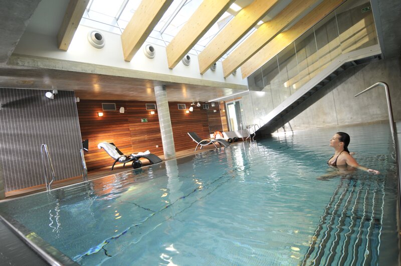 Indorr-Swimmingpool mit Liegen