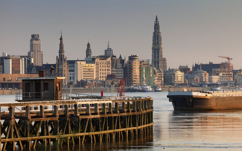 Skyline Antwerpen mit Hafen