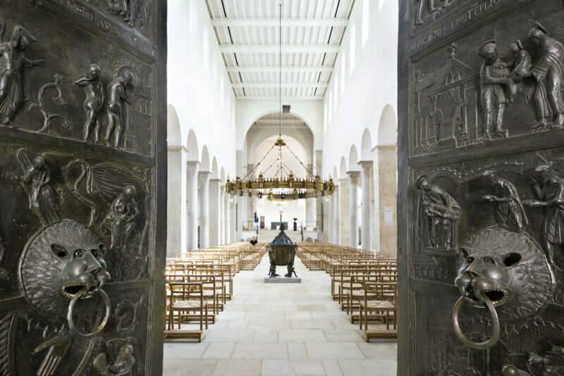 Bernwardtür und inneres der Kirche