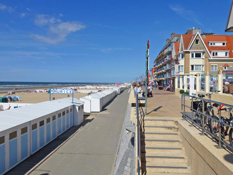 leere Promenade mit Strand und Häusern