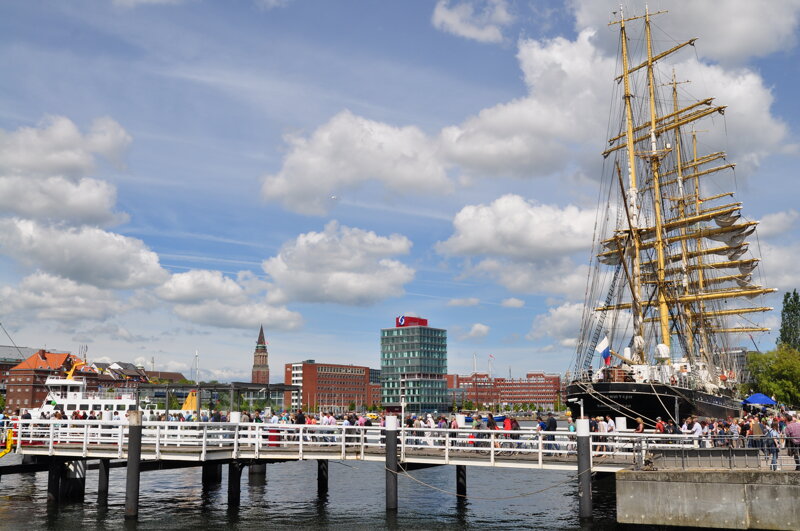 Fußgängerbrücke am Hafen