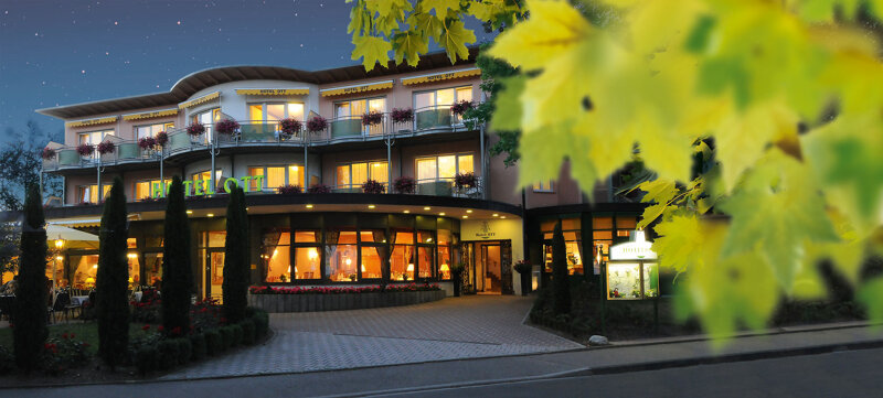 Hotel Ott Bad Krozingen – Außenansicht bei Nacht