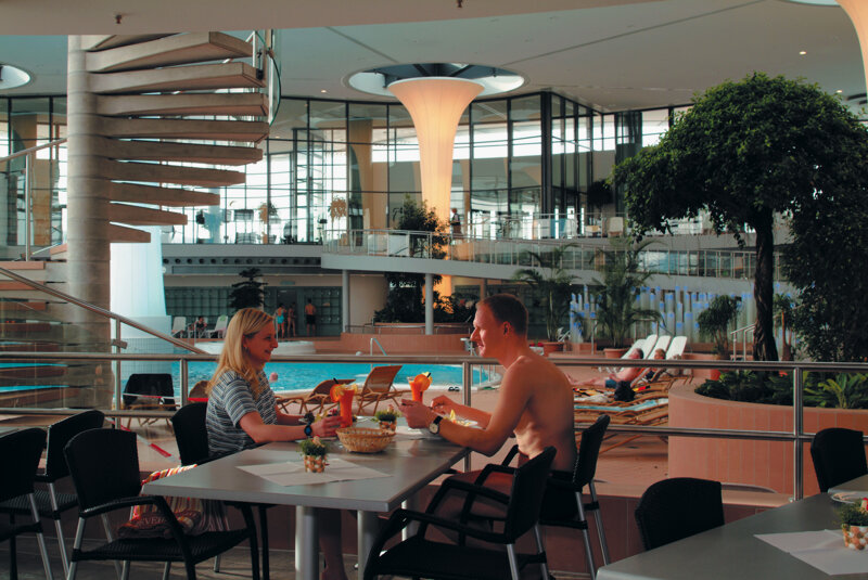 KissSalis Therme, Bistro mit Paar