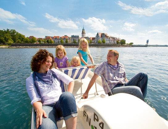 Familie auf Tretboot
