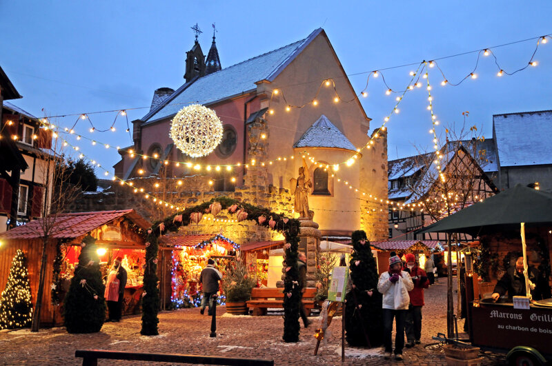 Weihnachtlich dekorierte Fachwerkhäuser in Eguisheim im Elsass