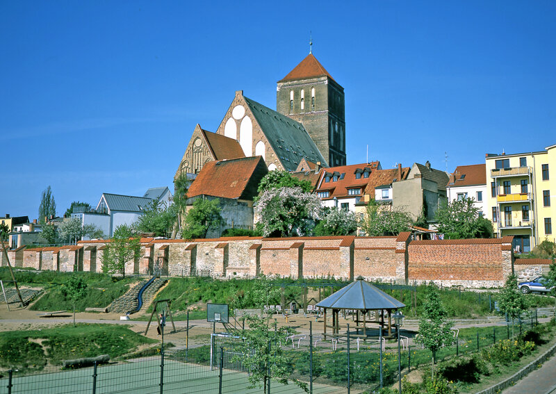 Rostocks Stadtmauer und Kirchen