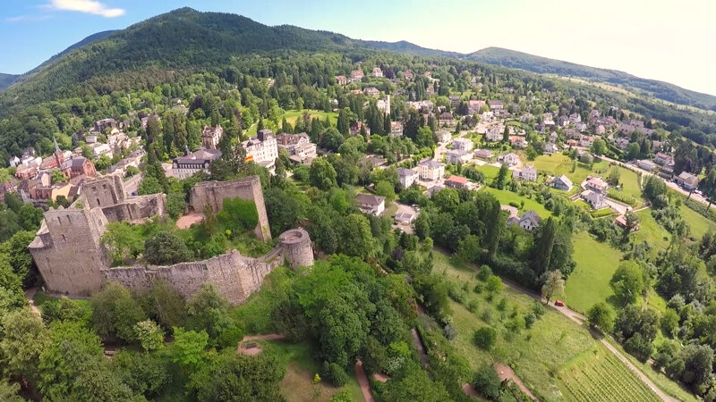 Badenweiler von oben mit Blick auf die Burg