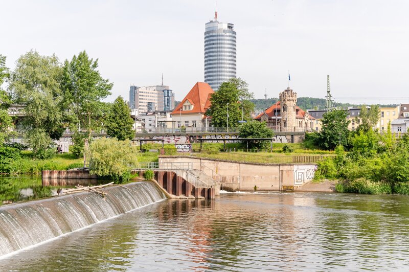 Blick auf JenTower und Saalewehr in Jena