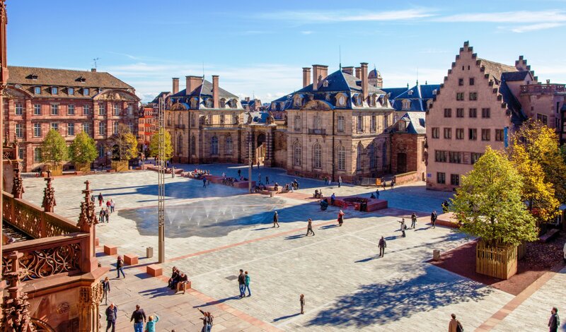 großer Platz vor dem Schloss
