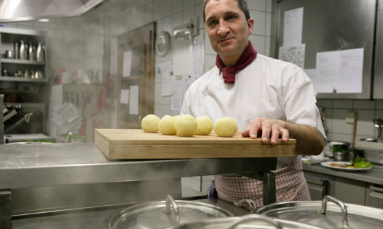 Chefkoch mit Knödeln