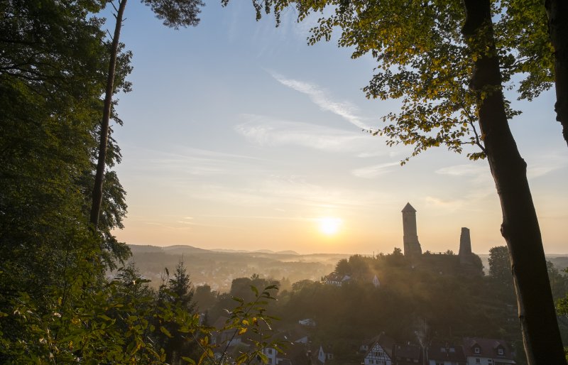 Kirkeler Burg im Nebel bei Sonnenaufgang