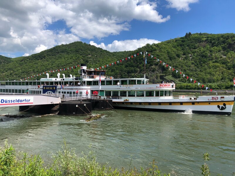 Schiff auf dem Rhein