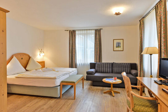 Doppelzimmer mi Sofa und Schreibtisch