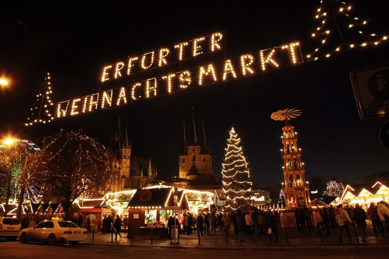 Erfurter Weihnachtsmarkt auf dem Domplatz mit Dom und Severikirche