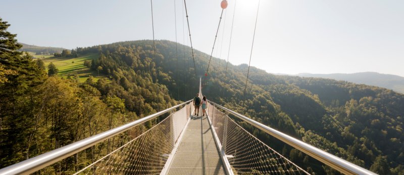Paar auf der Hängebrücke