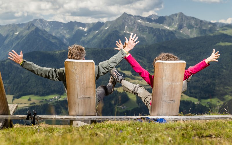 Wanderer- Paar vor dem Blick auf die Berge in Südtirol