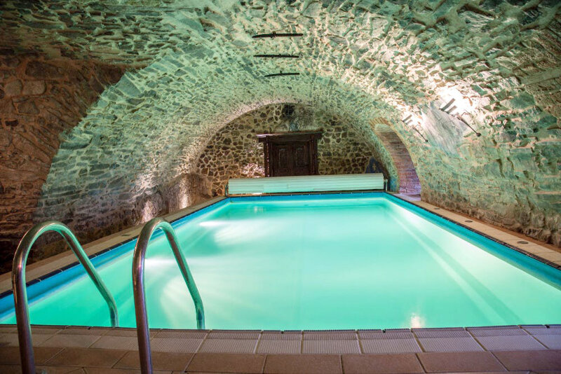 Indoor-Pool mit Gewölbedecke