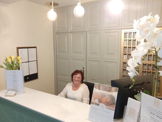 Frau an der Rezeption