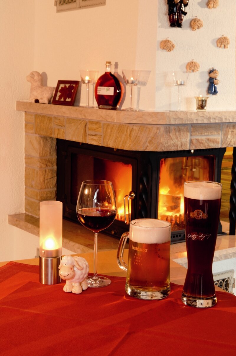 Bier und Wein an der Bar