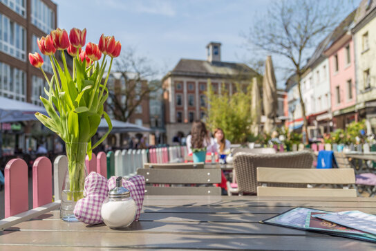 Neuss Markt mit Rathaus c M Stegemann