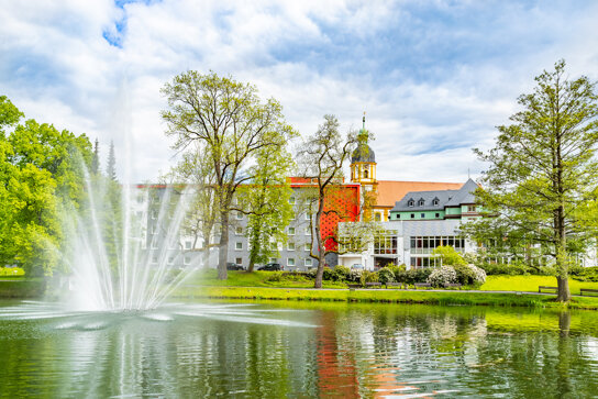 Außenansicht mit See