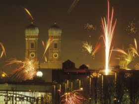 Silvesterfeuerwerk über Muenchen© Bernd Roemmelt, München Tourismus