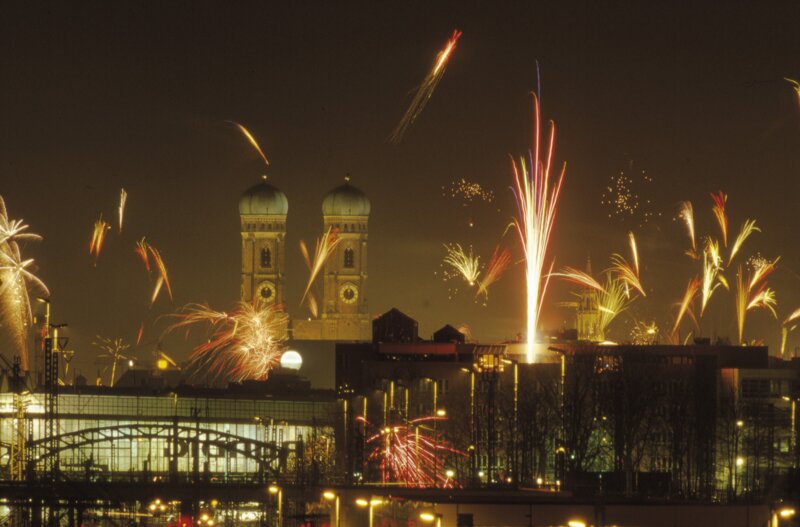 Silvesterfeuerwerk über Muenchen© Bernd Roemmelt, München Tourismus