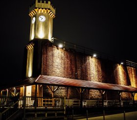 gradierwerk-mit-uhrenturm-bei-nacht