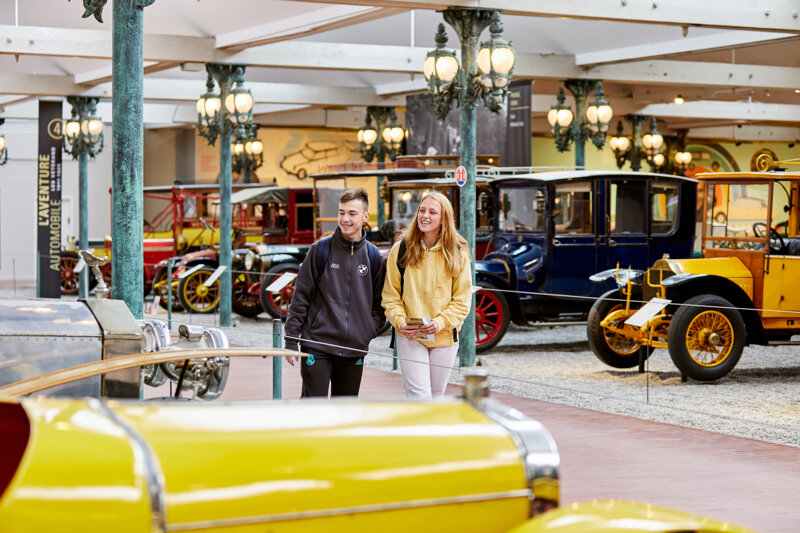 Historische Fahrzeuge in der Ausstellungshalle der Cité de l automobile in Mulhouse