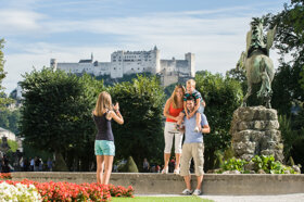 Familie mit Blick auf die Festung 2 - Salzburg Tourismus