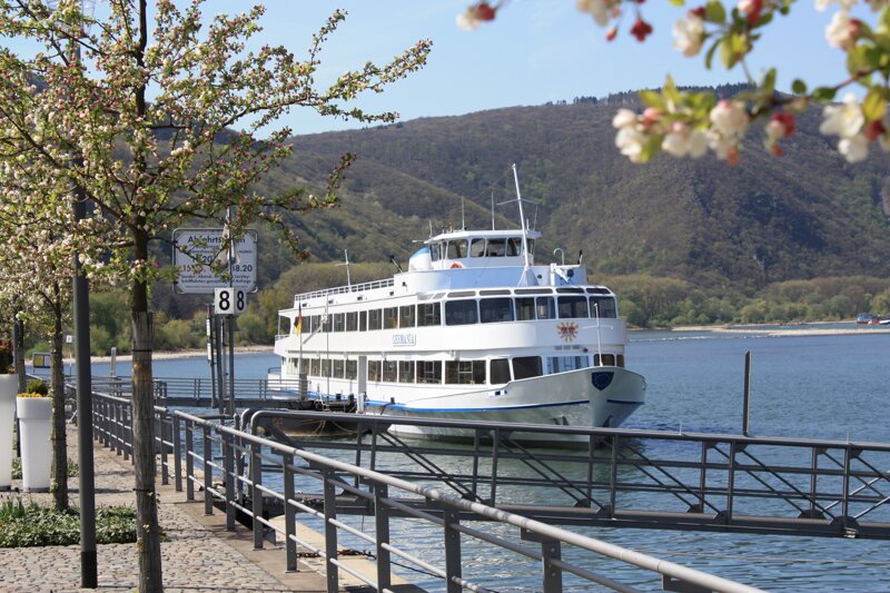 Ausflugsschiff am Kulturufer - Daytour vessel at the Culture Riverside