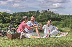 Picknick am Goldbergsee mit Schloss Callenberg © Coburg Marketing  Rainer Brabec