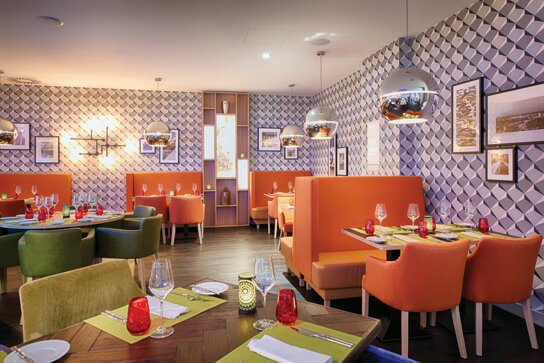 buntes Frühstücksrestaurant mit Orange und blau