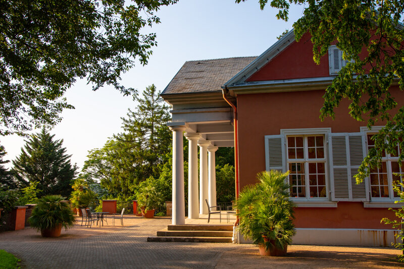 Haus mit Säulen von der Sonne beschienen