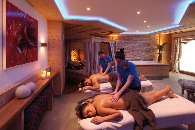 Paar genießt eine romantische Massage im Wellnesshotel