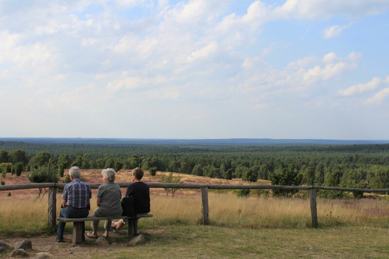 Kurze Pause auf einer Bank auf dem Wilseder Berg