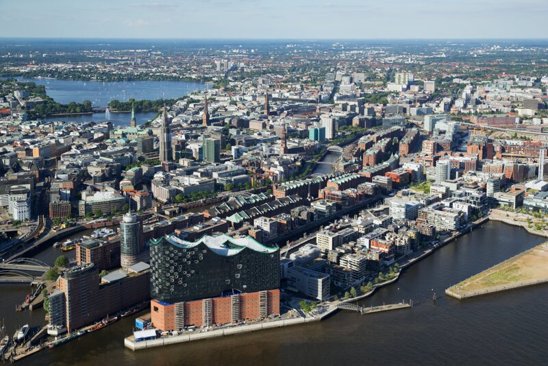 Hamburg Elbphilharmonie – Luftbild des modernen Wahrzeichen am Hamburger Hafen