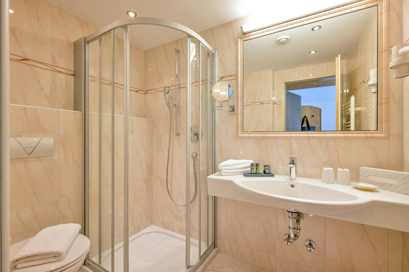 Badezimmer mit Dusche