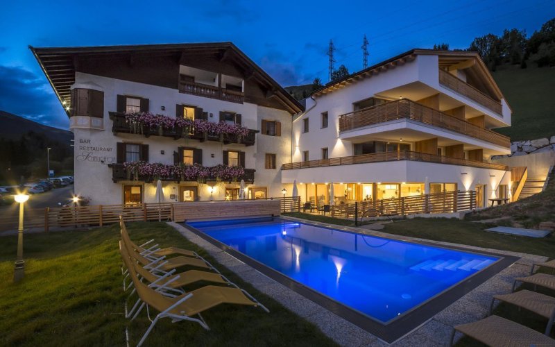 Sterzing Hotel Schaurhof Pool aussen Außenansicht