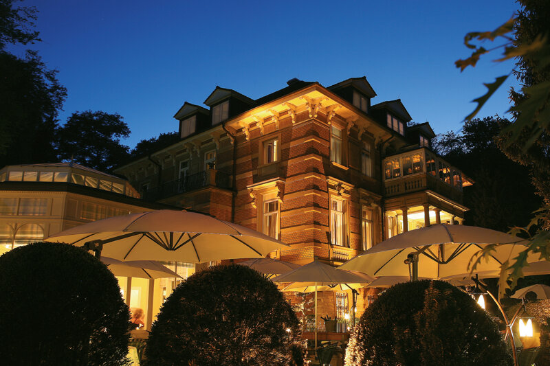 Hotel Villa Hammerschmiede in der Dämmerung mit Beleuchtung